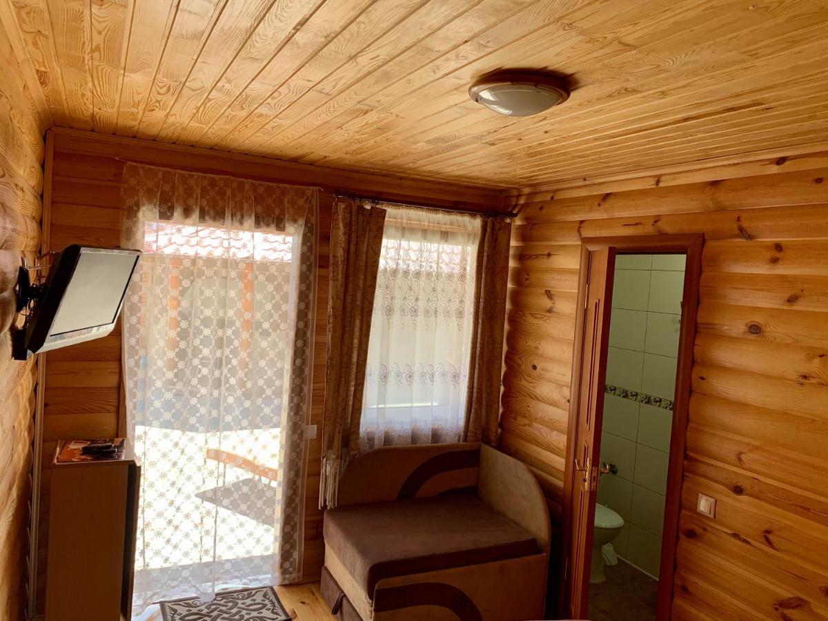Комфортабельный Коттедж Bed & Breakfast Svityaz' Ngoại thất bức ảnh